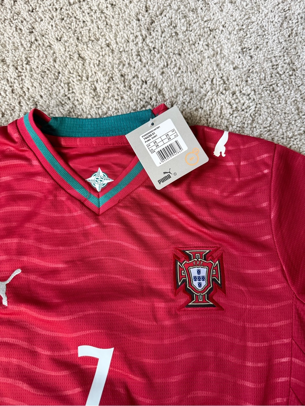 Ronaldo #7 Red Soccer Jersey kit - Picture 3 of 7